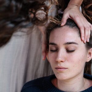 Pia arbeitet am Kopf auf Druckpunkten