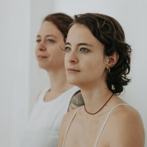 Pia schaut in die Ferne